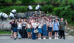 2024“杏林国际·留学成中医”国际夏令营学员体验熊猫文化、畅游街子古镇
