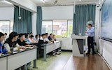 国锦琳为民族医院学院2024级新生讲授《形势与政策》课